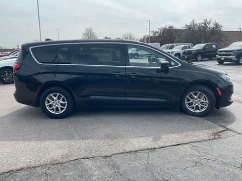 Used 2022 Chrysler Voyager LX image 6