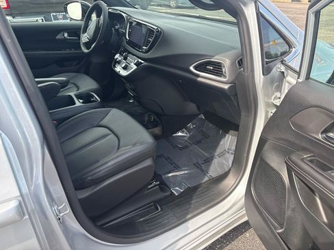 Used 2026 Chrysler Pacifica Select FWD image 17