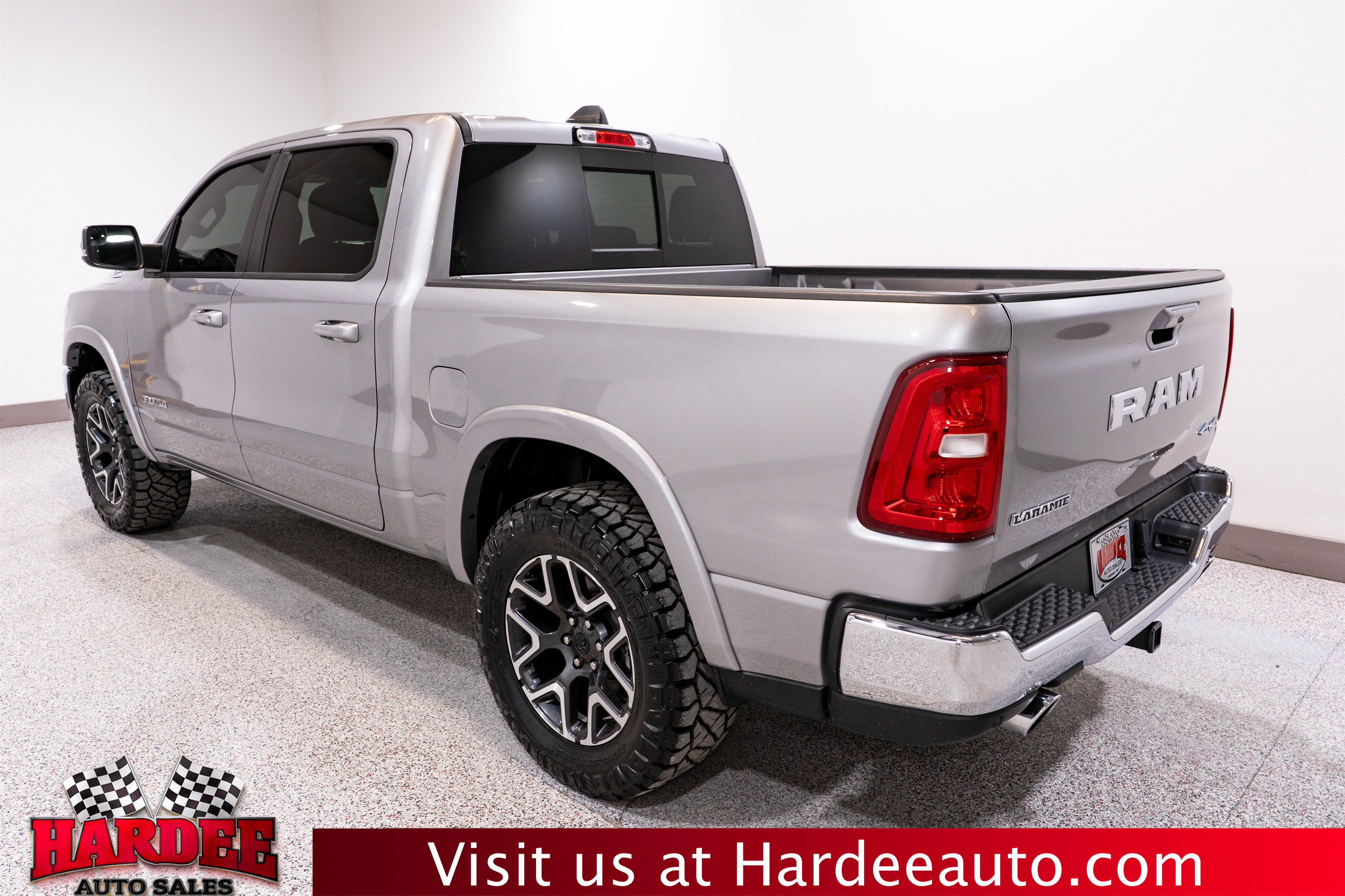 Used 2025 RAM 1500 Laramie AWD/4WD image 3
