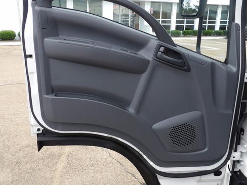 Used 2020 Isuzu NPR RWD image 6
