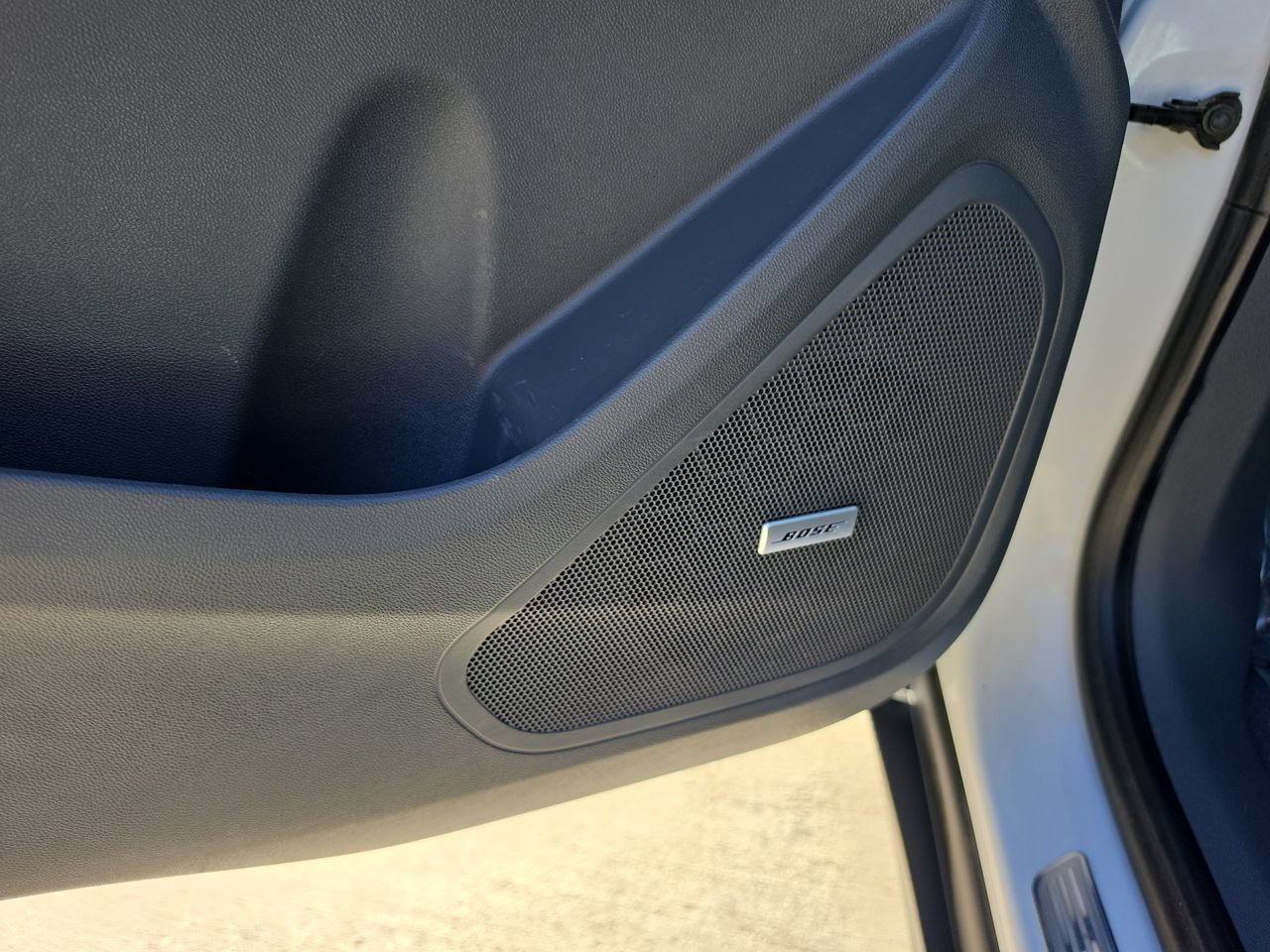 Used 2019 Chevrolet Bolt Premier w/ Infotainment Package FWD image 23