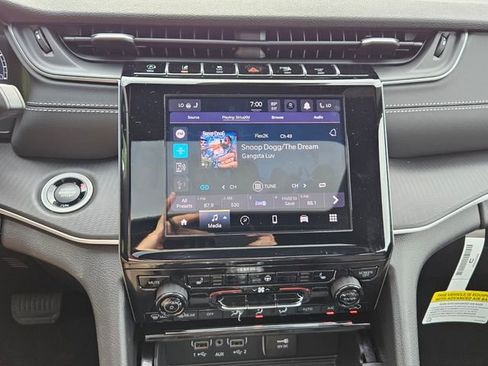 New 2025 Jeep Grand Cherokee Altitude image 8