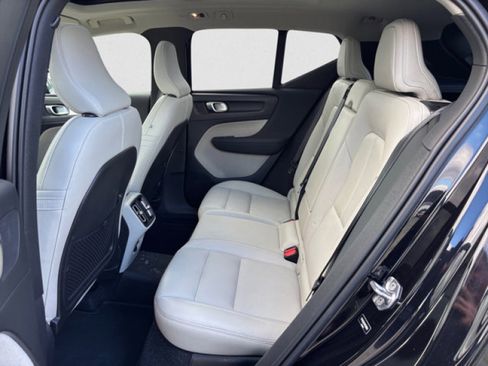 Used 2021 Volvo XC40 T5 Momentum w/ Protection Package Premier image 18