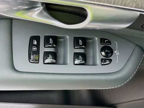 Used 2024 Volvo XC90 B6 Ultimate w/ Protection Package Premier image 15