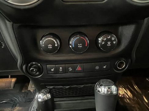 Used 2018 Jeep Wrangler Unlimited Rubicon w/ Cold Weather Group image 26