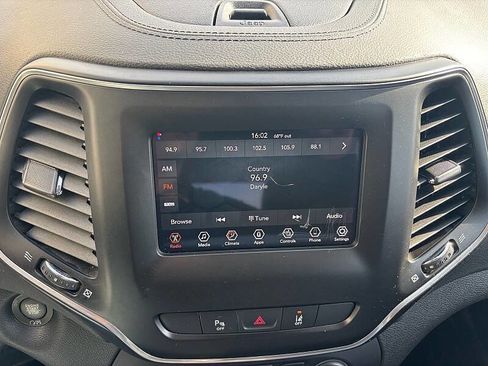 Used 2021 Jeep Cherokee Latitude Plus AWD/4WD image 74