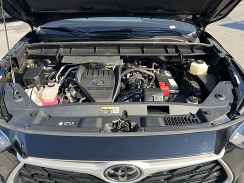Used 2023 Toyota Highlander XLE image 28