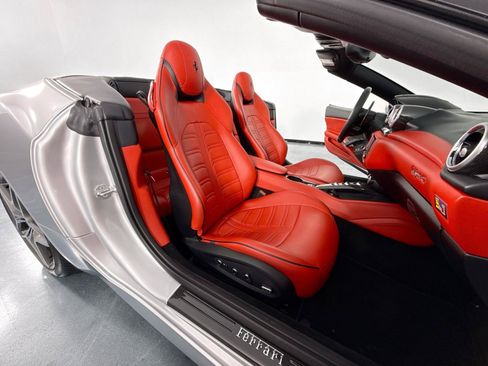 Used 2015 Ferrari California T RWD image 27