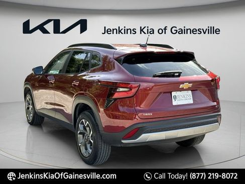 Used 2024 Chevrolet Trax LT w/ Driver Confidence Package FWD image 5