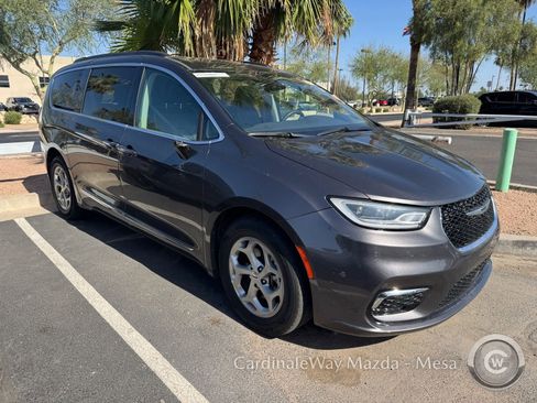 Used 2023 Chrysler Pacifica Limited FWD image 2