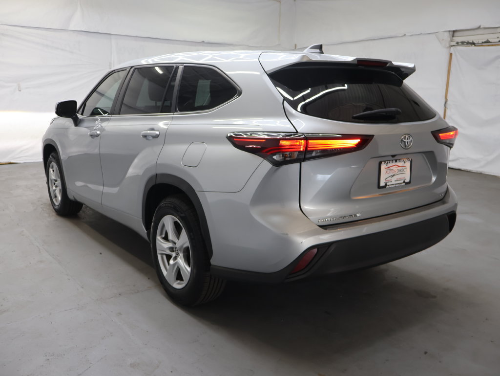 Used 2024 Toyota Highlander LE FWD image 5