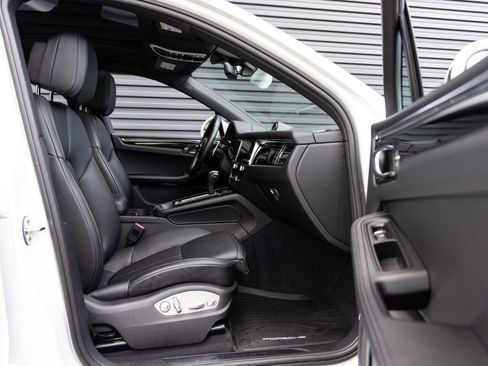 Certified 2025 Porsche Macan AWD/4WD image 32