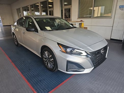 Used 2024 Nissan Altima 2.5 SV FWD image 2