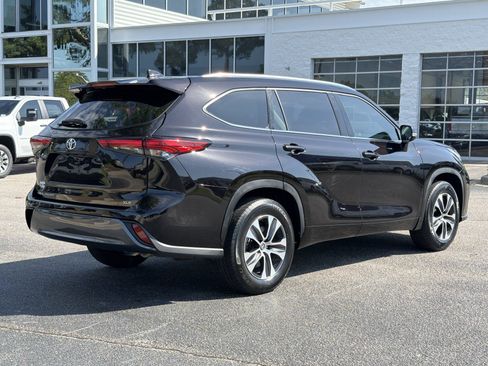 Used 2020 Toyota Highlander XLE FWD image 12