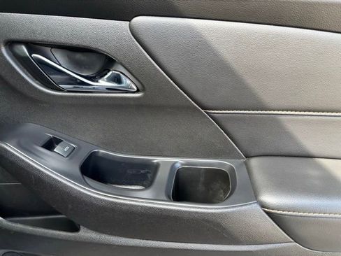 Used 2021 Chevrolet Traverse LT image 20