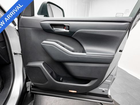Used 2021 Toyota Highlander XLE AWD/4WD image 27