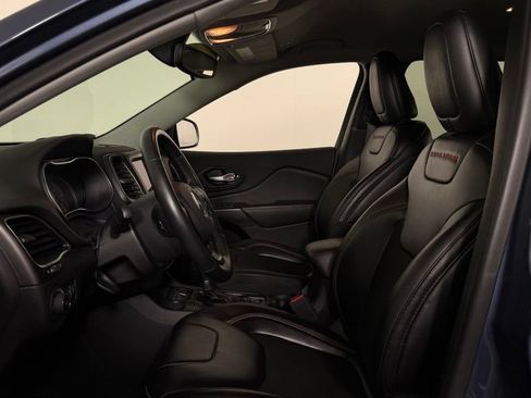 Used 2019 Jeep Cherokee Trailhawk w/ Cold Weather Group AWD/4WD image 14