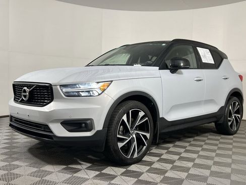 Used 2020 Volvo XC40 T5 R-Design image 4