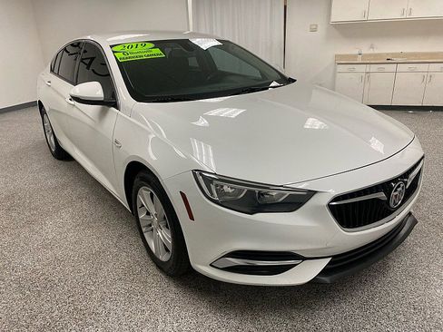 Used 2019 Buick Regal Preferred image 3
