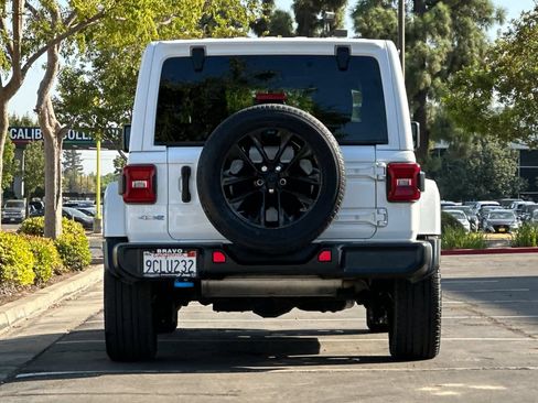 Used 2022 Jeep Wrangler Unlimited Sahara AWD/4WD image 8