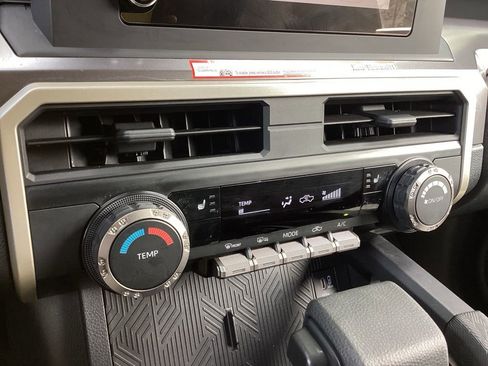 Used 2025 Toyota Tacoma SR5 AWD/4WD image 15