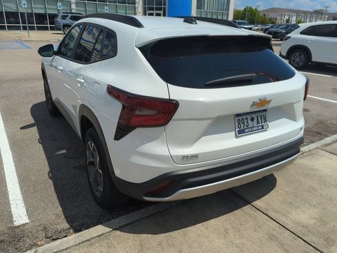 Used 2025 Chevrolet Trax LT FWD image 4