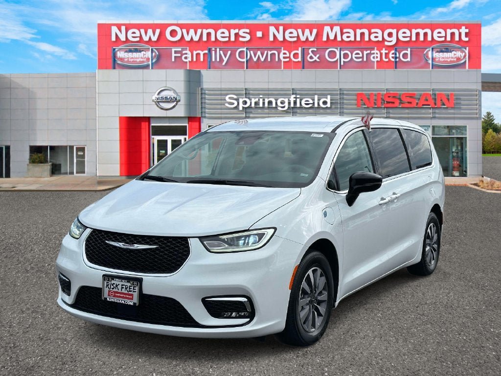 Used 2024 Chrysler Pacifica Limited FWD image 2
