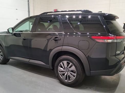 Used 2025 Nissan Pathfinder SV FWD image 4