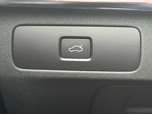 Certified 2025 Volvo XC90 B6 Plus image 38