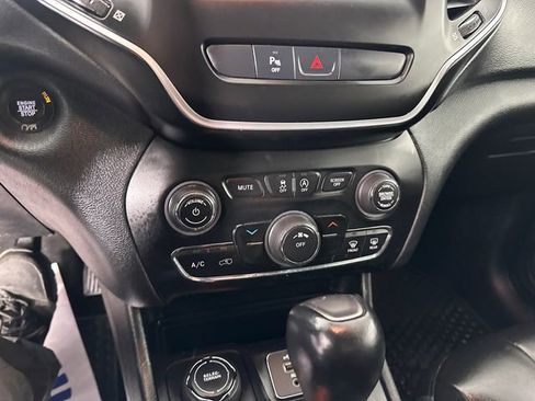 Certified 2019 Jeep Cherokee Latitude Plus w/ Cold Weather Group image 30