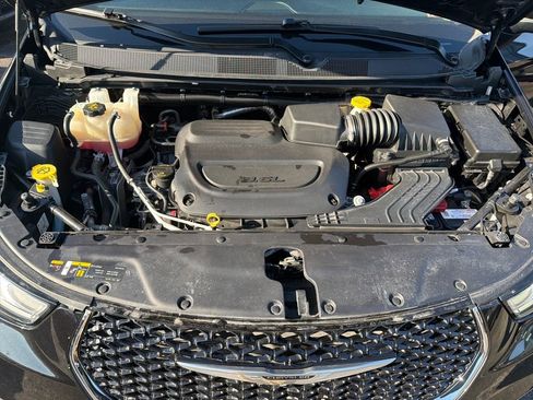 Used 2023 Chrysler Pacifica Touring-L w/ Uconnect Theater Family Group image 25