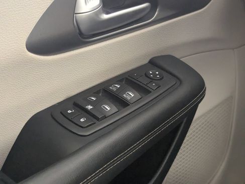 Used 2024 Chrysler Pacifica Touring-L FWD image 18