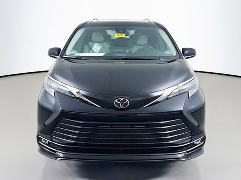 New 2026 Toyota Sienna XLE image 2