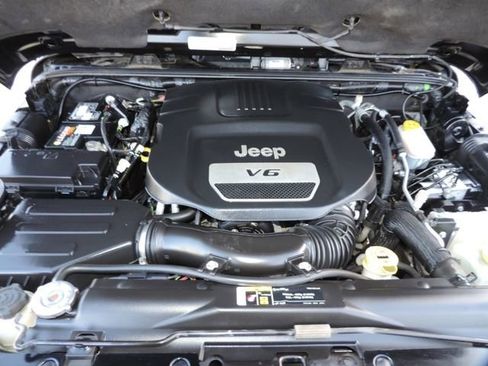 Used 2018 Jeep Wrangler Unlimited Rubicon w/ Connectivity Group image 18