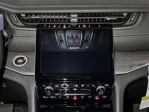 New 2025 Jeep Grand Cherokee Limited w/ Luxury Tech Group II image 9