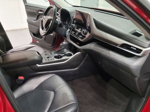 Used 2023 Toyota Highlander XLE FWD image 13