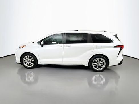 Used 2022 Toyota Sienna Platinum FWD image 4