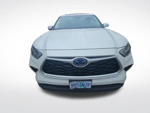 Used 2023 Toyota Highlander LE AWD/4WD image 5