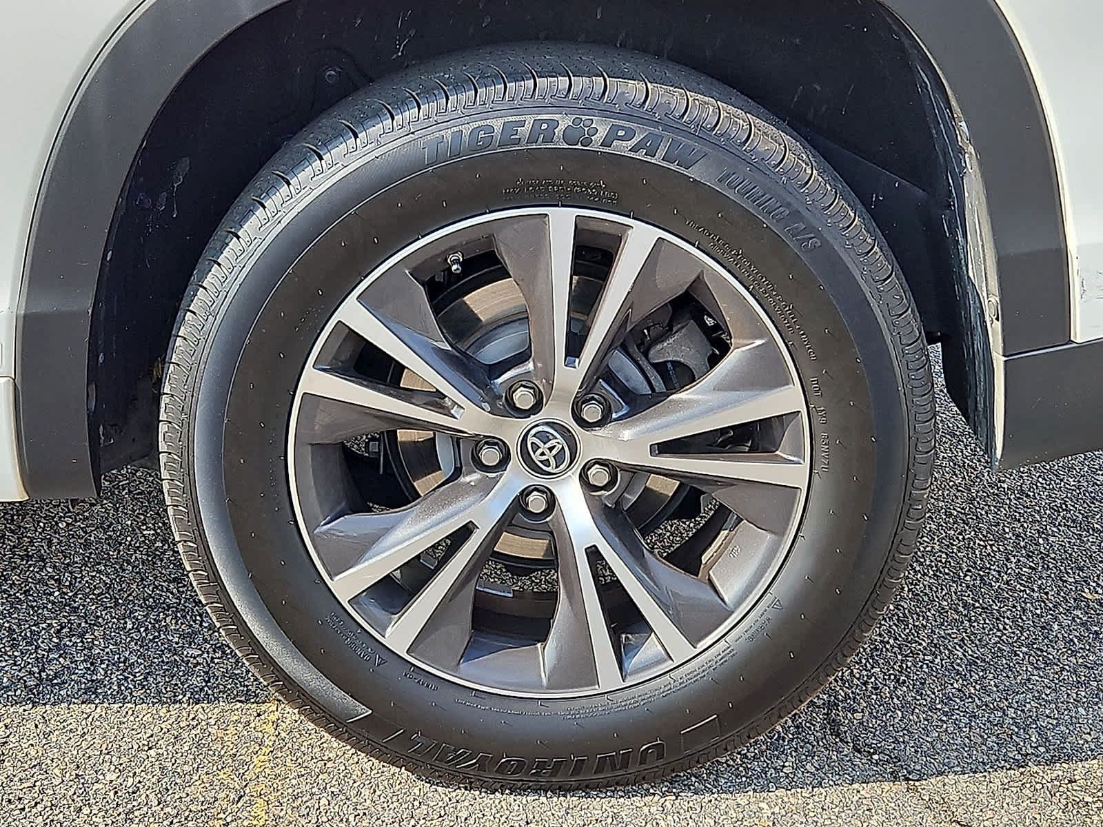 Used 2017 Toyota Highlander LE FWD image 36