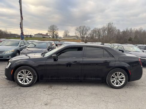 Used 2016 Chrysler 300 C RWD image 3