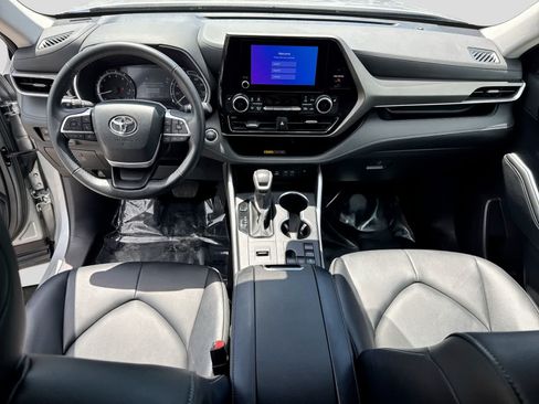 Used 2025 Toyota Highlander XLE FWD image 22