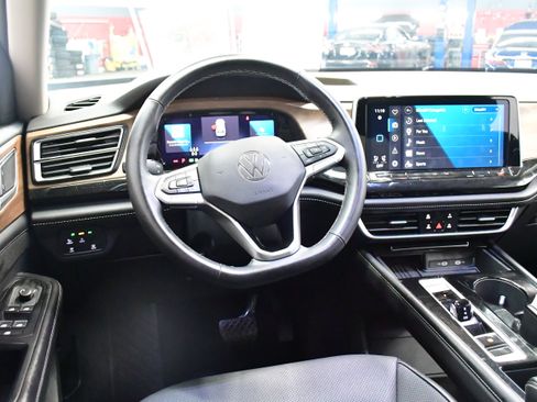 Used 2025 Volkswagen Atlas SE FWD image 9