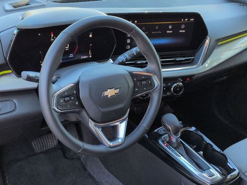 Certified 2024 Chevrolet Trax LT w/ Driver Confidence Package image 9