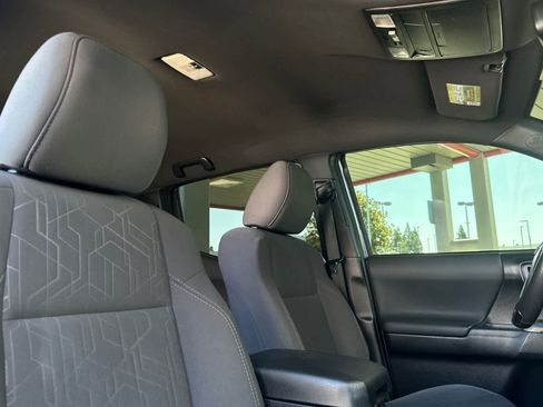 Used 2018 Toyota Tacoma TRD Sport RWD image 17