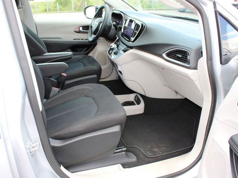 Used 2024 Chrysler Voyager LX FWD image 6