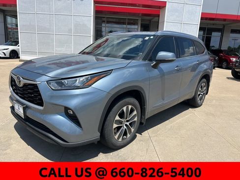 Used 2020 Toyota Highlander XLE AWD/4WD image 2