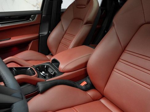 Used 2025 Porsche Cayenne S image 9