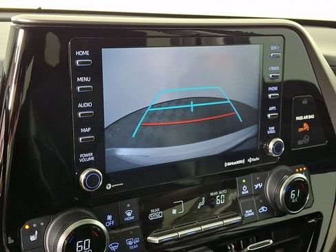 Used 2022 Toyota Highlander XLE AWD/4WD image 4