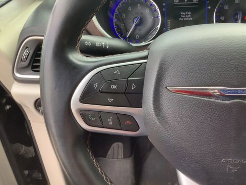 Used 2017 Chrysler Pacifica Touring-L FWD image 27