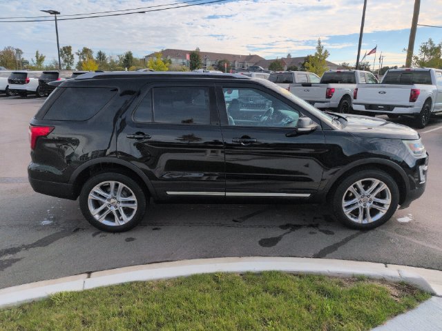 Used 2017 Ford Explorer XLT w/ Equipment Group 202A AWD/4WD image 6